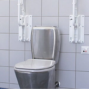 Kompakt-WC-V130-S-trap,-dostosowany-do-osob-niepelnosprawnych,-wykonany-ze-stali-nierdzewnej,-w-toalecie-na-tle-bialych-kafelkow