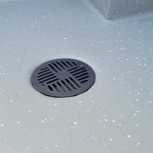 Lazienka-wykonczona-wykladzina-w-kolorze-szary-melanz-z-wpustem-wykonczonym-czarnym-rusztem-Art-Deco-130-umiejscowionym-posrodku. Lazienka-wykonczona-wykladzina-w-kolorze-szary-melanz-z-wpustem-wykonczonym-czarnym-rusztem-Art-Deco-130-umiejscowionym-posrodku.