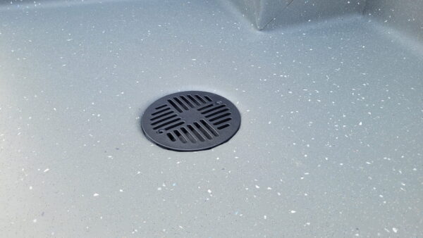 Lazienka-wykonczona-wykladzina-w-kolorze-szary-melanz-z-wpustem-wykonczonym-czarnym-rusztem-Art-Deco-130-umiejscowionym-posrodku. Lazienka-wykonczona-wykladzina-w-kolorze-szary-melanz-z-wpustem-wykonczonym-czarnym-rusztem-Art-Deco-130-umiejscowionym-posrodku.