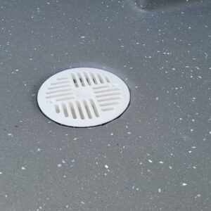 Przyklad-instalacji-w-szarek-wykladzinie-Kratka-Purus-Art-Deco-130-biala-z-tworzywa-sztucznego