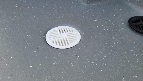 Przyklad-instalacji-w-szarek-wykladzinie-Kratka-Purus-Art-Deco-130-biala-z-tworzywa-sztucznego Przyklad-instalacji-w-szarek-wykladzinie-Kratka-Purus-Art-Deco-130-biala-z-tworzywa-sztucznego