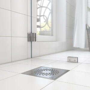Ruszt-Stylizowany-Purus-DROP-z-ramka-155x155-wykonany-ze-stali-nierdzewnej-zainstalowany-w-prysznicu-bez-brodzika,-jasne-kafle-na-podlodze-oraz-scianach,-przezroczysta-szyba-prysznica