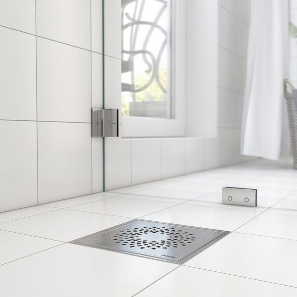 Ruszt-Stylizowany-Purus-DROP-z-ramka-155x155-wykonany-ze-stali-nierdzewnej-zainstalowany-w-prysznicu-bez-brodzika,-jasne-kafle-na-podlodze-oraz-scianach,-przezroczysta-szyba-prysznica Ruszt-Stylizowany-Purus-DROP-z-ramka-155x155-wykonany-ze-stali-nierdzewnej-zainstalowany-w-prysznicu-bez-brodzika,-jasne-kafle-na-podlodze-oraz-scianach,-przezroczysta-szyba-prysznica
