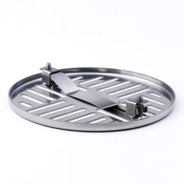 Ruszt-ze-stali-nierdzewnej-Art-Deco-130-polozony-do-gory-nogami-z-widocznym-mechanizmem-mocujacym-na-bialym-tle. Ruszt-ze-stali-nierdzewnej-Art-Deco-130-polozony-do-gory-nogami-z-widocznym-mechanizmem-mocujacym-na-bialym-tle.